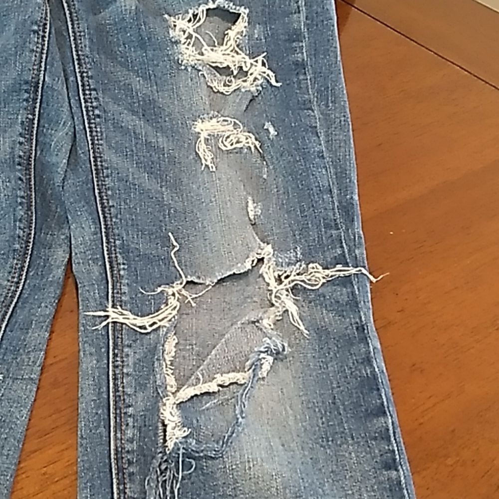 American Eagle Distressed Cropped Stretch Jeans. Size 4 - Picture 12 of 13